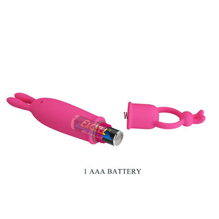 Rosa bulletvibrator i silikon med öppet batterifack och ett delvis isatt AAA-batteri.