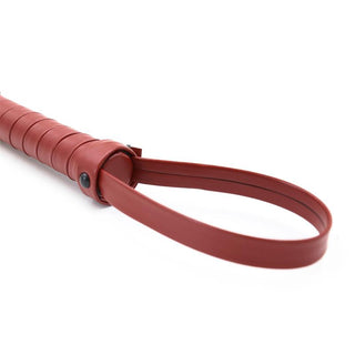 Vi presenterar Mjuk Flogger Piska 40 cm, en förstklassig röd läderpiska med ett lindat handtag och en öglad rem för en lyxig sensation i sensuell lek.