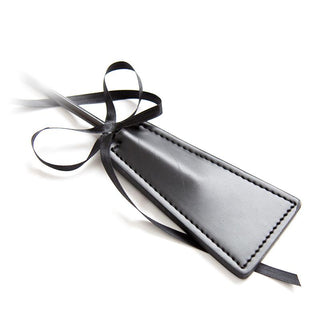 Tickler & Paddle 2-i-1 har svart läder, en sydd kant och ett svart band på handtaget - perfekt för att ge elegans till ditt bondage- eller BDSM-spel.