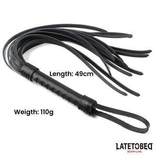Latetobed Läderflogger 50 cm är en svart sexleksak i läder med flera svansar, och väger 110 g.
