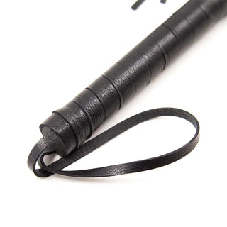 En närbild av Latetobed BDSM Flogger 69 cm visar dess svarta läderlindade handtag med metalldetaljer och en läderögla i slutet.
