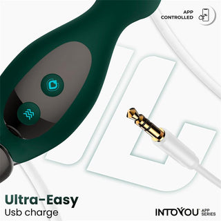Närbild av Greeny Prostatavibrator med Appstyrning — grön design med knappar och en vit USB-kabel. Ultralätt USB-laddning. Erbjuder appstyrning och flera vibrationslägen för anpassningsbar njutning.