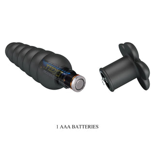 Svart, räfflad analplugg i silikon med avtagbart lock, som visar fack för ett AAA-batteri. Texten lyder: 1 AAA-BATTERIER.