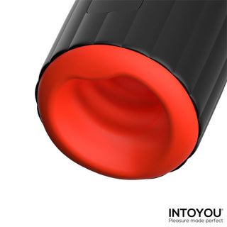 En närbild av INTOYOU Karter Masturbator, en svart och röd cylindrisk enhet, med dess varumärke synligt i det nedre högra hörnet.