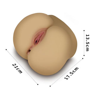 Realistisk onaniprodukt i hudfärg, tillverkad av ultramjuk TPE med anatomisk utformning. Mått: 21 x 17,5 x 13,5 cm.