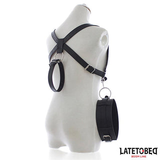 Latetobed Open Leg Bondage BDSM-sele i svart läder med justerbara remmar och manschetter som visas på en vit skyltdocka, LATETOBED-logotyp i hörnet.