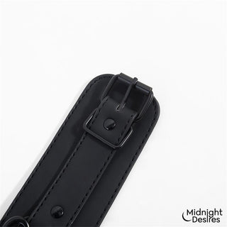 Svart rem i veganskt läder från Midnight Desires Bondageset Koppel, avbildad mot en vit bakgrund.