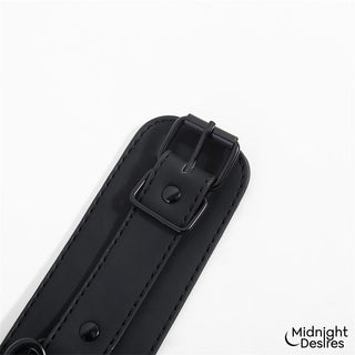Svart rem i veganskt läder från Midnight Desires Bondageset Koppel, avbildad mot en vit bakgrund.