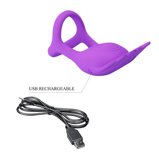Silas Vibrerande Penisring, en lila silikonring med en flexibel, strukturerad yta, inkluderar en USB-laddningskabel. "USB-uppladdningsbaren"-etiketten vid kabeln indikerar dess strömkälla och den erbjuder 7 vibrationslägen för olika förnimmelser.