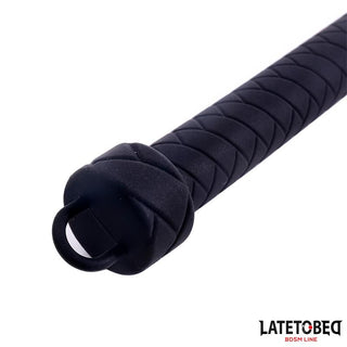 Närbild av Latetobed Silicone Whip 61 cm med svart texturerat handtag och Latetobed BDSM Line logotyp - perfekt för dominanslekar eller som en snygg silikonpiska till din samling.