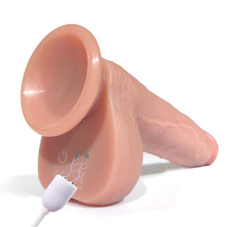 Realistisk Turbo Dildo med Rörelse är ett kötttonat silikonobjekt som liknar manliga könsorgan, tillverkat av flytande silikon. Den har knappar och en laddningskabel som avger små gnistor, vilket lovar ökad realism och njutning.