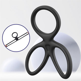 Beast Rings Triple Penisring är en svart penis- och testikelring med tre slingor tillverkad av flytande silikon, med cirkulära handtag. Visas med en närbildsinsats och runda vita rekvisita.