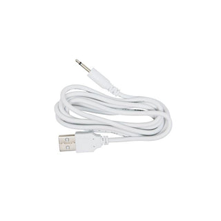 Vit USB-kabel med USB-A- och 3,5 mm jackkontakter, tillverkad av plast.