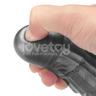 Stor svart silikon-analdildo av märket Vibrax Slider med vibration och en böjd form, avbildad mot vit bakgrund.