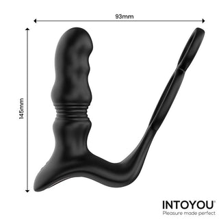 Prostatamassagerare i svart silikon med extern arm, 145 mm hög och 93 mm bred; INTOYOU-märkning synlig.