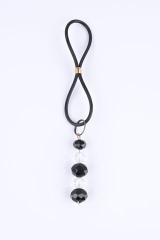 Bondage Kit Svart 5-delar har en snygg svart elastisk ögla med omväxlande svarta och klara pärlor - en perfekt accessoar för nybörjare som börjar med sitt första bondagekit eller för den som vill lägga till elegans i sin BDSM-kollektion.