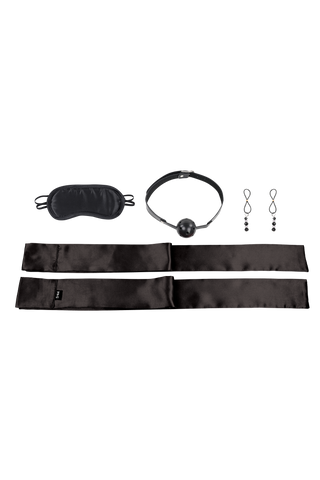 Bondage Kit Svart 5-delar: Perfekt för nybörjare, innehåller svart satinögonbindel, kulmunkavle, bröstklämmor och två långa satinband - allt snyggt presenterat mot en enkel bakgrund.