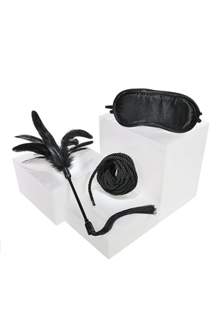 Shadow Tie & Tickle Bondagekit: svart ögonmask, fjädertickler och rep på vita geometriska plattformar-perfekt för sensualistisk lek eller för nyfikna som vill utforska mjuk, nybörjarvänlig bondage och BDSM.