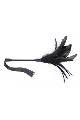 Shadow Tie & Tickle Bondagekit: ett svart fjäder-tickler med handtag och tofsar, perfekt för sensorisk lek och mjuk bondage, isolerad mot vit bakgrund.