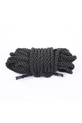 Shadow Tie & Tickle Bondagekit har ett snyggt upprullat svart rep med förseglade ändar, perfekt för sensorisk lek eller mjuk bondage - perfekt för BDSM nybörjare som utforskar nya sensationer på ett säkert sätt.
