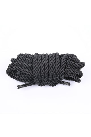 Shadow Tie & Tickle Bondagekit har ett snyggt upprullat svart rep med förseglade ändar, perfekt för sensorisk lek eller mjuk bondage - perfekt för BDSM nybörjare som utforskar nya sensationer på ett säkert sätt.