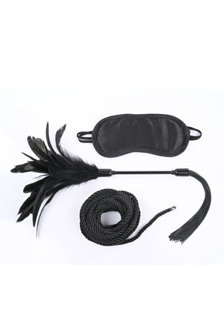 Shadow Tie & Tickle Bondagekit innehåller en svart ögonbindel, fjäderkittlare med piska och upprullat rep - perfekt för mjuk bondage och sensorisk lek, perfekt för BDSM nybörjare.