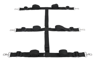 Edge Restraint System Säng har svarta justerbara H-formade remmar med manschetter på en vit bakgrund. Det är perfekt som ett fasthållningssystem under sängen och är perfekt för att förbättra intima upplevelser och utforska nya sensationer.