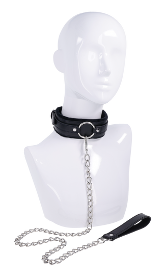Svart bondagehalsband med silverfärgad O-ring och kedjekoppel med svart handtag.