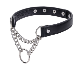Svart läderhalsband med silverfärgade detaljer, metallöglor och två hängande kedjor i kurvkedjestil.