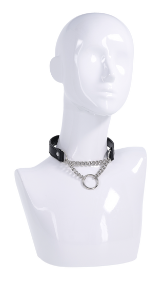 Svart halsband i konstläder med en silverfärgad kedja och en metallring i mitten.
