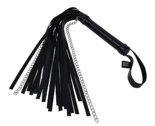 Svart flogger med kedjor, försedd med platta remmar av konstläder, ett handtag och integrerade metallkedjor.
