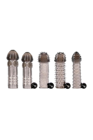 Selopa Penissleeve Set innehåller fem unika texturerade, genomskinliga silikonhylsor, var och en med ett distinkt mönster och svarta bollar för intensiva vibrationer, vilket ger en unik upplevelse.