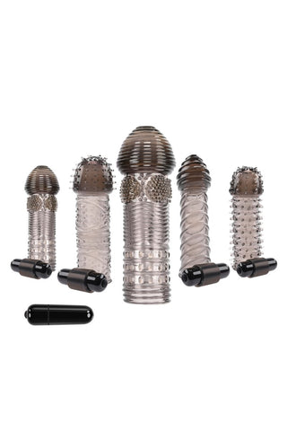 Selopa Penissleeve Set innehåller texturerade silikonhylsor med vibratorer, som var och en ger intensiva vibrationer, visas i rad på en vit bakgrund.