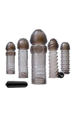 Utforska Selopa Penissleeve Set med olika strukturerade transparenta ärmar och en liten svart cylinder på en vit bakgrund, som erbjuder unika ärmar för intensiva vibrationer och en oöverträffad upplevelse.