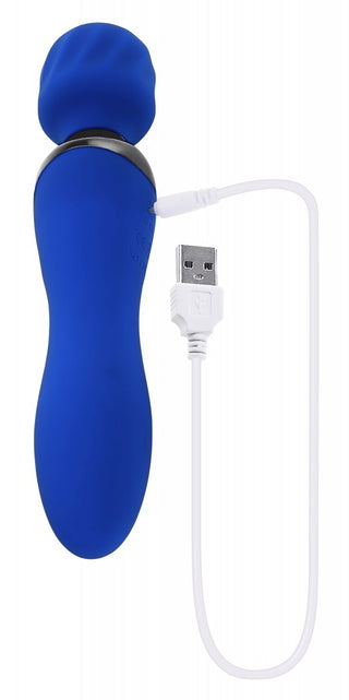 Selopa Blue Belle Wand är en blå handhållen massageapparat med dubbelsidig design, rundat huvud och böjt handtag. Den innehåller en vit USB-laddningskabel för bekväm laddning var som helst.