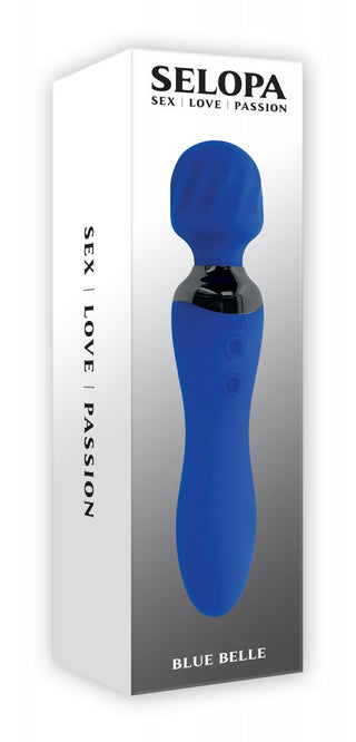 Selopa Blue Belle Wand, en blå massagestav med USB-laddning, visas i ett mestadels vitt och grått paket. "SELOPA" och "Sex | Kärlek | Passion" är överst, med produktnamnet framträdande längst ner.