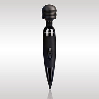 Svart stavmassageapparat med rundat huvud, strömbrytare på handtaget, slät yta och plug-in-design.