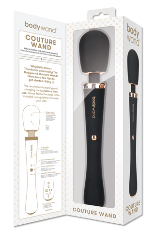 En svart Bodywand Couture Magic Wand med silikonskal vilar i en öppen vit och guldfärgad låda, komplett med instruktioner.