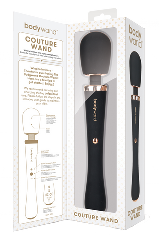 Bodywand Couture Magic Wand levereras i en förpackning med guldfärgade accenter och synliga produktdetaljer, utformad för effektiv klitorisstimulering.