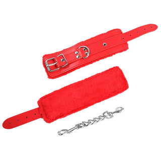 IntoYou 10-Delar Bondage Kit har röda lurviga handbojor och en silverkedja, perfekt utställd på en vit bakgrund.