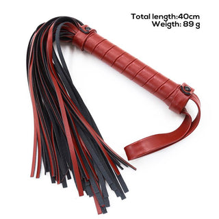 Mjuk Flogger Piska 40 cm har ett rött handtag och svarta svansar, vilket ger en lyxig känsla. Den väger 89 g och är idealisk för sensuell smisk som lockar sinnena.