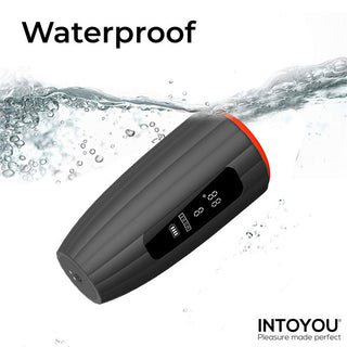 INTOYOU Karter Masturbator, en svart vattentät elektronisk apparat med vibratorfunktion, visas nedsänkt i vatten med texten "Waterproof" ovanför.
