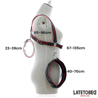 Latetobed Open Leg Bondage är en svart och röd BDSM-fasthållningssele på en skyltdocka, med justerbara remmar med justerbara mått i centimeter för att utforska olika bondage restriktioner.