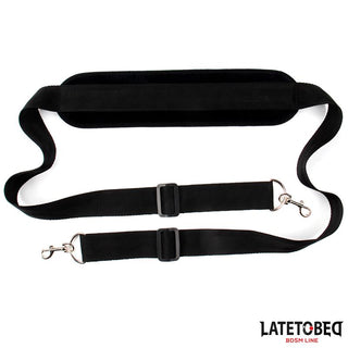 Latetobed Shoulder Swingstrap, en svart justerbar BDSM-fasthållningsanordning med metallklämmor, visas på en vit bakgrund med LateToBed-logotypen i hörnet.