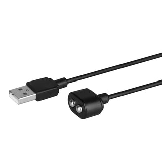 Satisfyer USB Laddkabel är en svart laddningskabel med magnetisk kontakt, kompatibel med Satisfyer-produkter och visas mot vit bakgrund.
