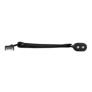 En Satisfyer USB Laddkabel med magnetisk kontakt och figur-åtta-kontakt med rektangulär plugg ligger på en vit bakgrund.