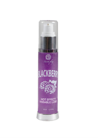 En flaska Kyssbart Glidmedel glidmedel med en lila etikett med björnbärsillustrationer, genomskinlig lock och text: "Blackberry Hot Effect Kissable Lube," 50 ml, 1,7 fl. uns.