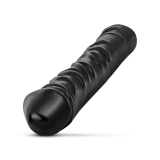 Realistisk XXL Dildo 33 cm är en svart, realistisk silikondildo med en texturerad, ådrad yta – perfekt för intensiv stimulans och extrem njutning. Visas mot en vit bakgrund.