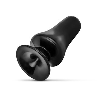 En kompakt Bred Svart Buttplug 12 cm, tillverkad av kroppssäker och ftalatfri PVC med en utsvängd bas, visas mot en vit bakgrund.