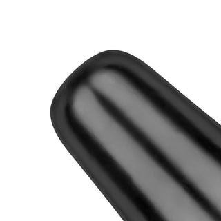 Närbild av Bred Svart Buttplug 12 cm, en glänsande, slät analplugg tillverkad av kroppssäker och ftalatfri PVC, visad mot en vit bakgrund.